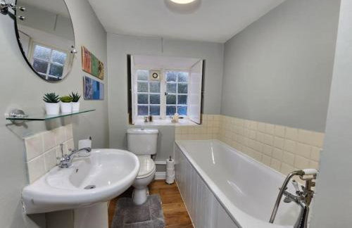 Swan Cottage 2-Bedroom-Netflix-Parking-Nature-Canal - Photo 6