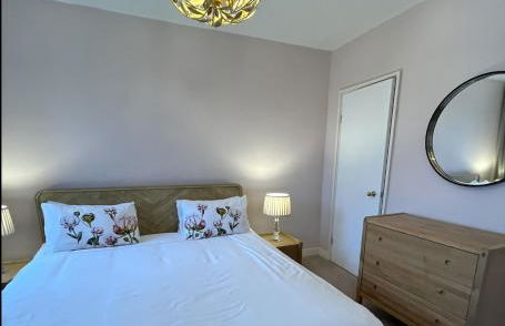 New Royal Mile Residence Spacious Quiet Comfortable Flat with Balcony & Great Views Top Floor No Lift - Photo 9