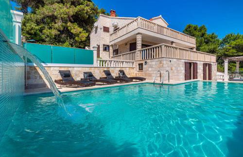 Villa Kadena - Luxury Seaside Villa with Private Heated Pool - Photo 9