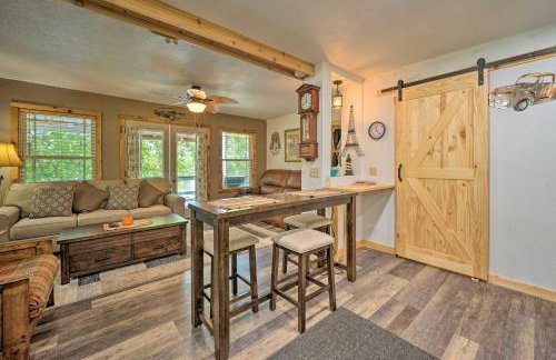 Waterfront Cottage in Fort Towson with 2 Decks! - Foto 8