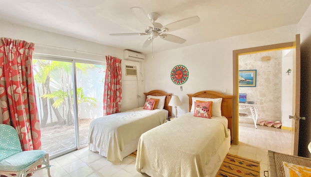 Coastal Haven: Newly Renovated Beachfront Cottage With Pool - Foto 2, Habitación