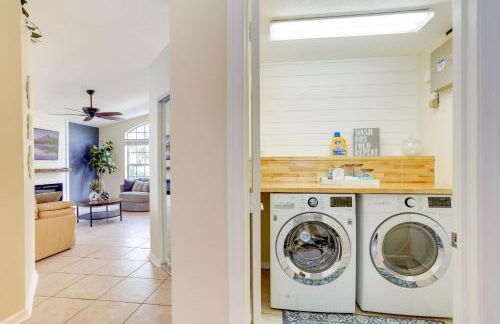 Sleek Jupiter Retreat with Lanai and Pool! - Photo 9