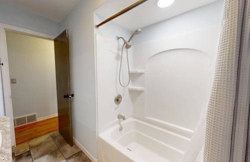 Rustic Kirtland Farmhouse Retreat - Foto 23