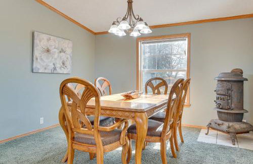 8 Mi to Dtwn Rochester Peaceful Home with Deck! - Foto 12