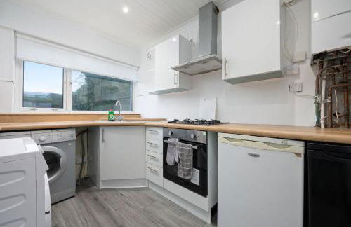 2BR Sleeps 6 with Parking Near Linlithgow Palace - Photo 6