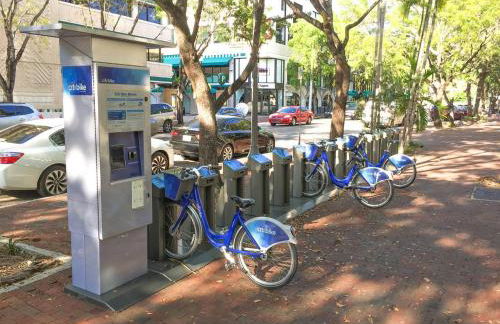 City View Balcony steps from Restaurants, Peacock Park & Marina - Foto 17