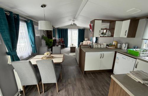 LuxeHaven at Tattershall Lakes Park with Hot Tub - Foto 36