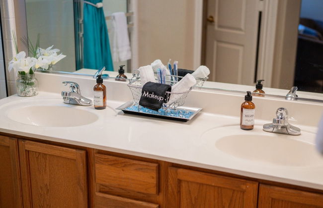 Cozy Hidden Gem - 3BR - 1Den w Backyard - Foto 30