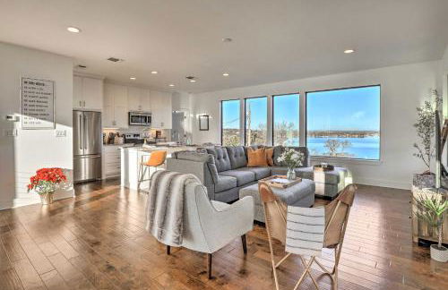 Lake Granbury Views and Game Room! Modern Escape - Foto 1