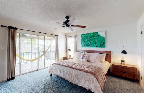 Mid-Century Modern Lake House with Private Waterfront Pool & Boat Dock - Photo 16