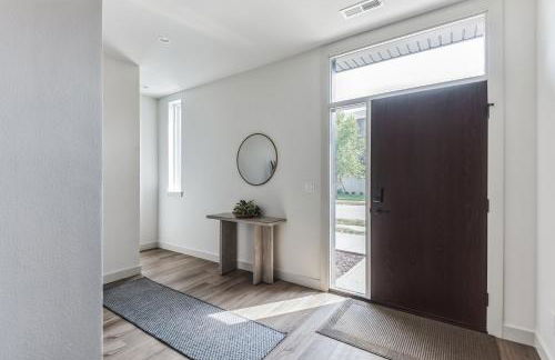 New Modern Townhome With Rooftop Patio 2 Bedroom Townhouse by RedAwning - Foto 44