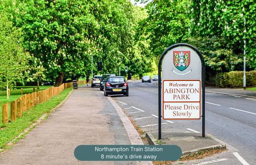 Charming Detached Bungalow - Close to Town Centre - Driveway Parking, Self-Check-In, Fast WiFi and Garden by Yoko Property - Photo 25