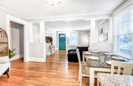 Homey Lodge - Cozy home / Walk to Revolution Mill / Near Downtown / Perfect for groups and family / Free parking - Foto 9