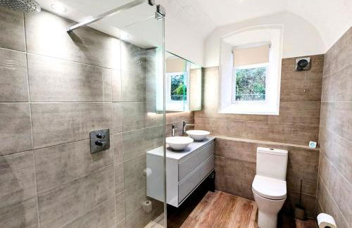 2 Bedroom Unique Converted Constabulary - Foto 12