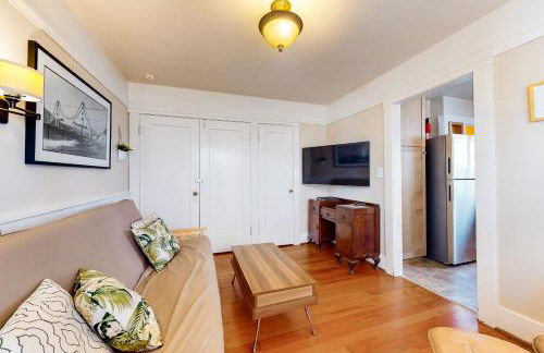 Steps to Sand Beach Hill Bungalow with Patio - Foto 2