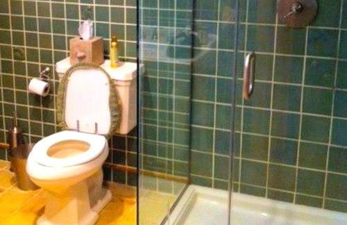 Cozy Log Cabin with a Private Hot Tub near Beartown State Forest, Massachusetts - Foto 13