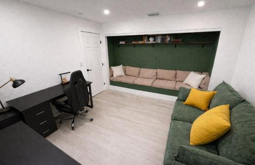 Sunny Oasis Near the Beach with 4BR and 3BA Pool Home - Foto 21