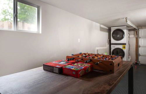 Chic 3BR 2BA Duplex w Serene View BBQ near airport - Foto 35