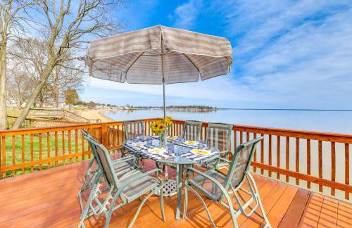 Riverfront Colonial Beach Home with Private Beach! - Foto 1