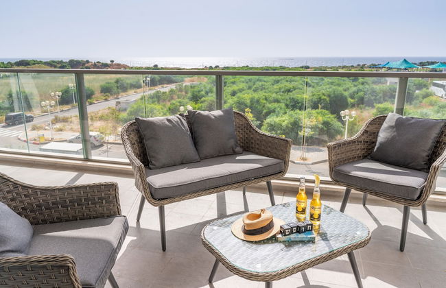 Sunlit Balcony & Coastal Charm by Sea N' Rent - Foto 20