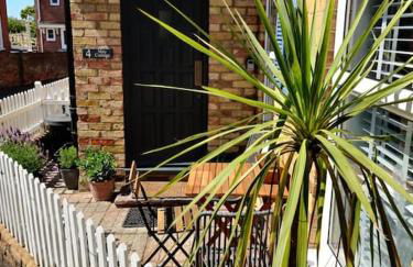 May Cottage - Heart of Vibrant Village & 10 mins Walk to Beach - Photo 13