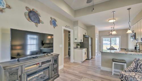 Ocean Isle Beach Home with Shared Lanai and Grill - Foto 4