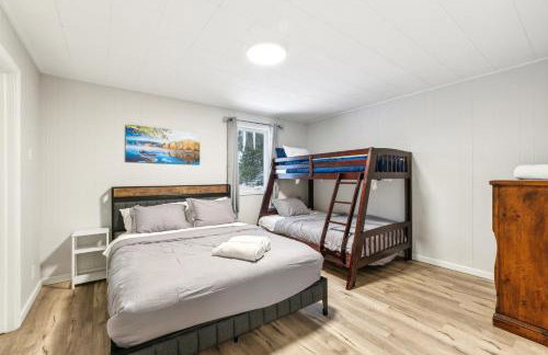 Beautiful Torch Lake House with Beach Access home - Foto 72