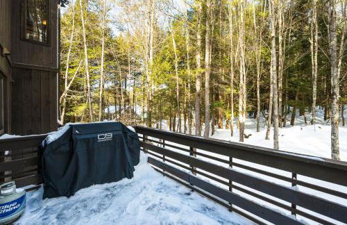 Resort-Style Community! Quechee Chalet with Deck - Foto 36