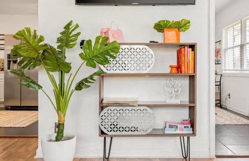 Indy Palm Pad with Patio & Tiki Bar-Mid-Century Charmer-Family Friendly - Photo 4