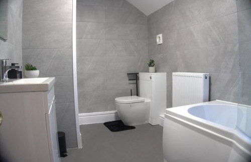 3BDR Town House in the Heart of Holyhead - Free Onsite Parking - Foto 41