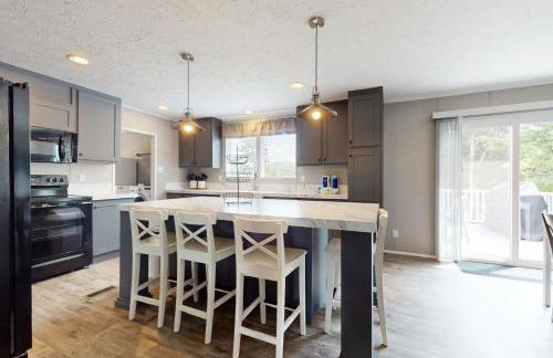 New Lake Home Sleeps 14 Private Dock Deck Grill - Foto 8