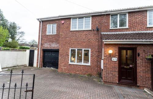 Elegant 5-Bed Home, Families & Friends, Sleeps 6, Parking, Free Wi-Fi - Foto 8