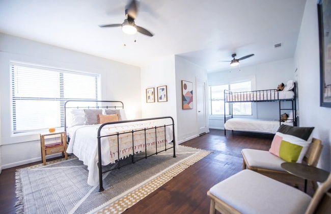 Newly Updated Cozy 1927 Uptown Tudor 4 min to Magnolia - Foto 4