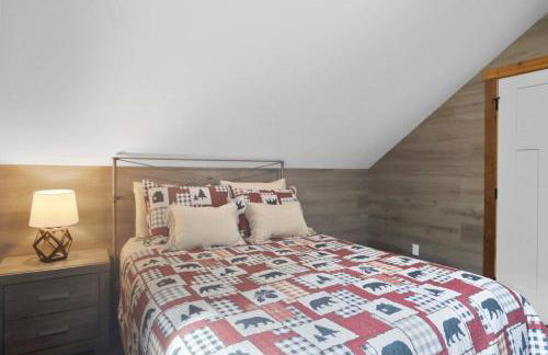 Luxe Chalet at Rainier Entrance with Hot Tub-AC-WiFi - Photo 26