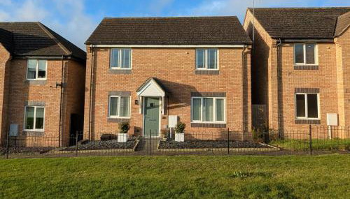 CHERRYTREES 5 Bed House, Sleeps 10, 3 Bathrooms, Parking, Ideal for Groups and Work Stays - Foto 3