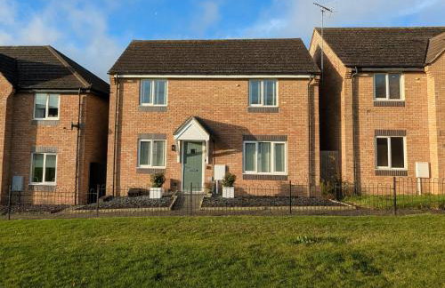 CHERRYTREES 5 Bed House, Sleeps 10, 3 Bathrooms, Parking, Ideal for Groups and Work Stays - Foto 3