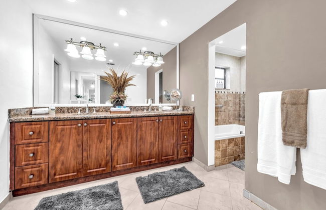 Family-friendly 5BR Home w/ Heated Pool & Parking - Foto 8