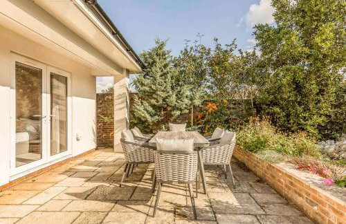 Stylish and fresh 4 bed beach house with garden - Pass the Keys - Foto 41