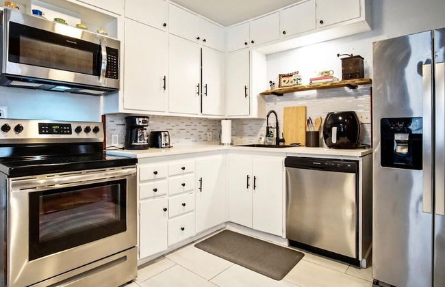 Modern Rustic 3 -bedroom 2 Bathrooms Carport - Photo 9