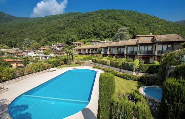 Red Villa With Shared Pool and Private Garden is the new Black on Lake Garda - Foto 19