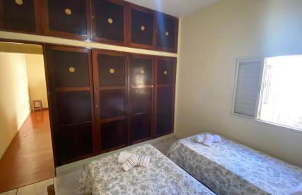 Casa com varanda, 2 quartos, wi-fi, próximo ao centro da cidade - Foto 4