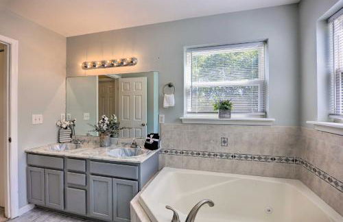 Hot Tub, Fire Pit and Lake Access Poconos Escape! - Foto 23