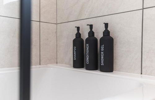 4 Bed Home sleeps 7 close to Cheshire Oaks Princes Rd - Photo 8