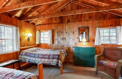 Lake Views! Small Group Getaway in Northport - Foto 16