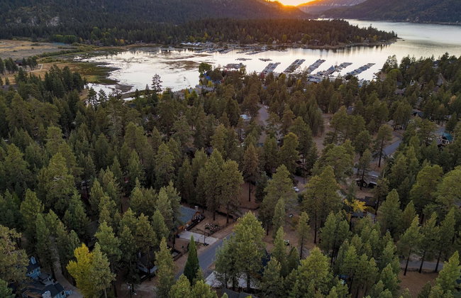 Pinetree Place by Avantstay Group Cabin w/ Hot Tub Minutes to the Lake - Photo 93