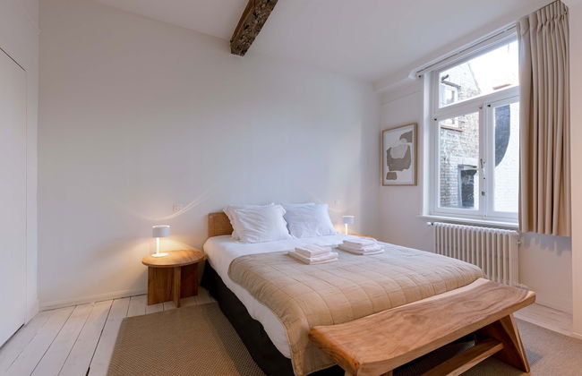 Inviting and Bright Guest Room in City Center - Photo 2