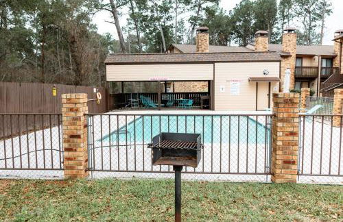 Rest Easy Retreat - 2BR Near SHSU - Pool - WiFi - Free Parking - Foto 19