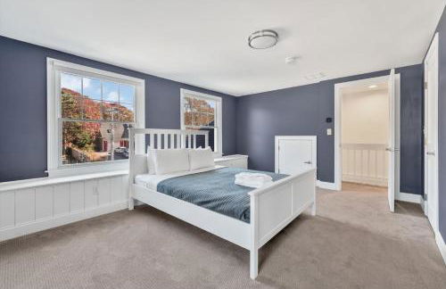 Waterfront Retreat with Private Dock and Fire Pit, Sleeps 8, Outdoor Dining, Spa-Style Primary, Gourmet Kitchen with Dual Dishwashers, Gas Fireplace, River Views, Bright Open Layout, Central AC, Perfect Coastal Escape for Families, 24 Hr Hospitality - Foto 13