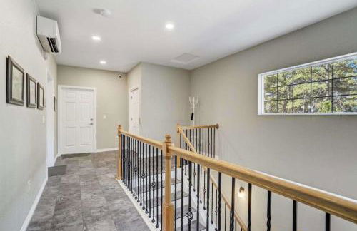 Luxury Retreat with Hot Tub Fire Pit & Forest Views - Foto 48