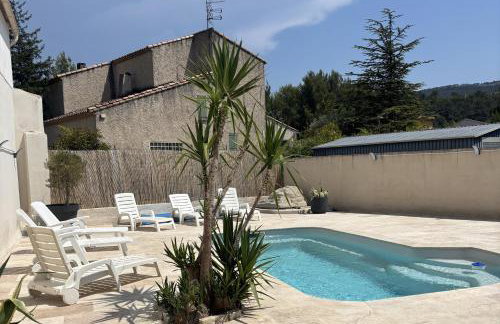 Villa wifi 8 à 10 personnes BBQ piscine situation centrale à Cuges les pins Sainte Baume 2km OK Corral 20km Marseille centre 20km Var - Foto 2